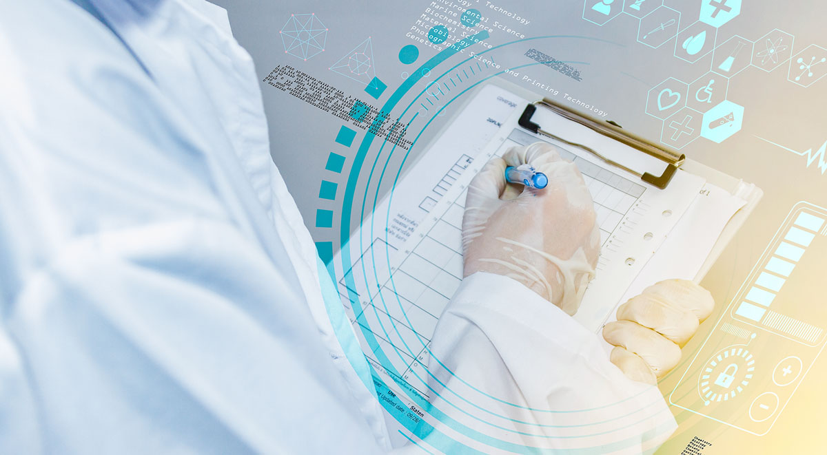 Person aus dem medizininischen Bereich checkt eine Liste auf einer Kladde