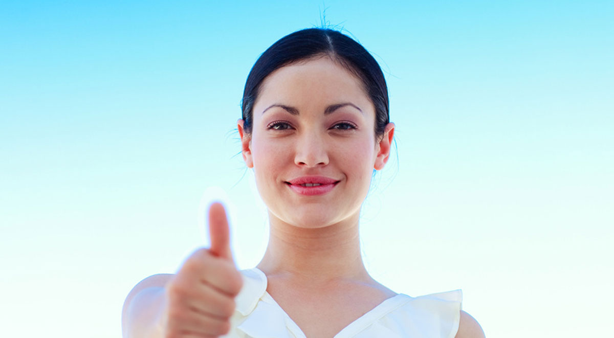 Frau zeigt Daumen hoch bei der Bewertung der Gesundheitsinformationen