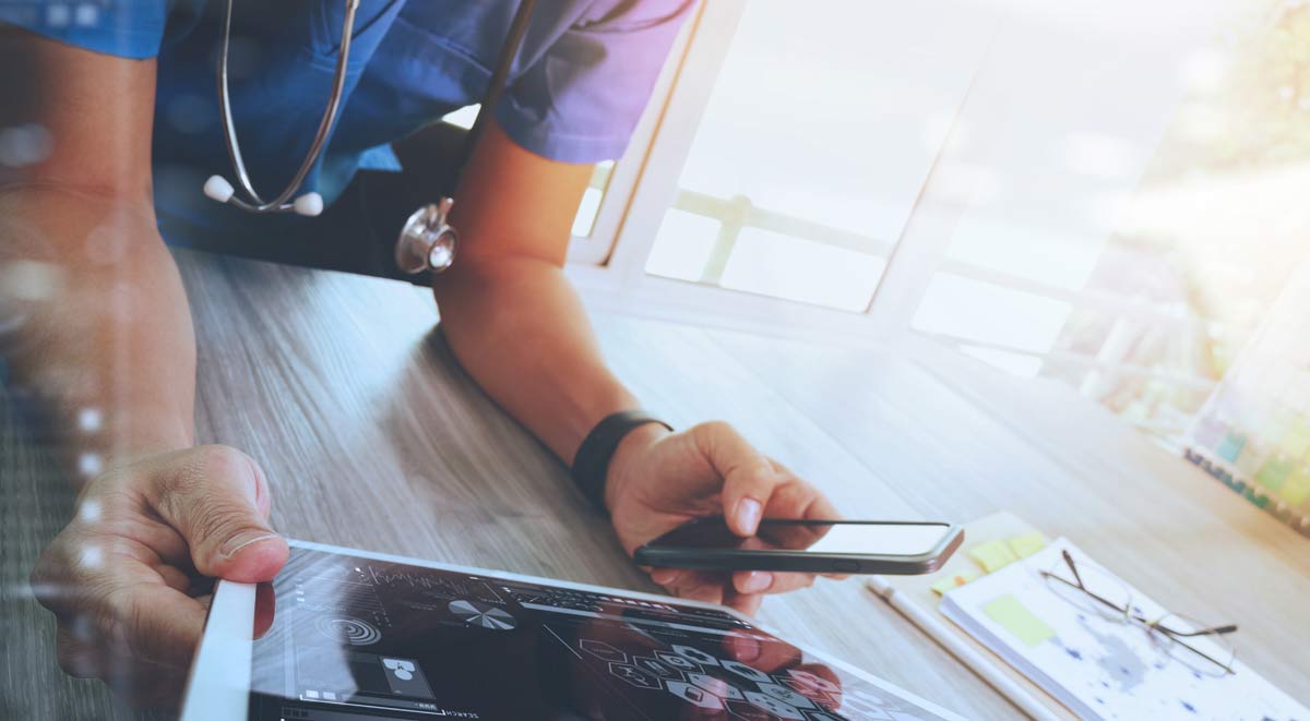 Frau am Handy und am Laptop suchend