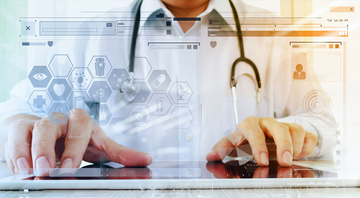 Person aus Medizinbereich sitzt vor einem Tablet und sucht Gesundheitsinformatioen