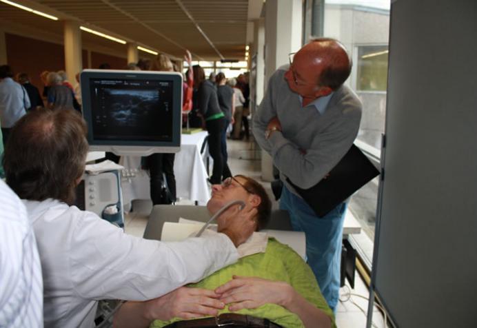 Ärztin demonstriert besuchenden den Ultraschall