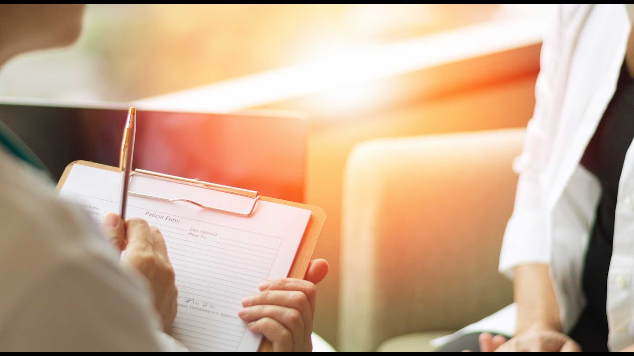 Frau mit Kladde macht sich Notizen im Gespräch
