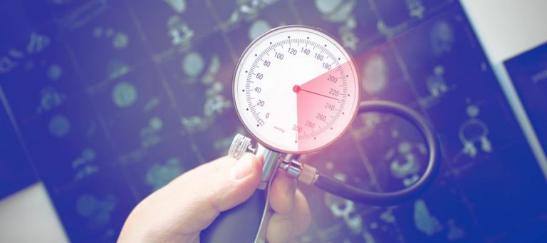 Blutdruckmessgerät mit Anzeige Bluthochdruck