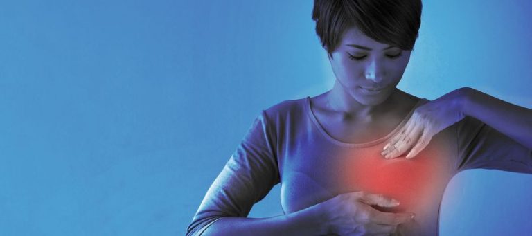 Frau tastet ihr Brust ab