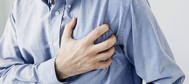 Mann greift sich an sein Herz