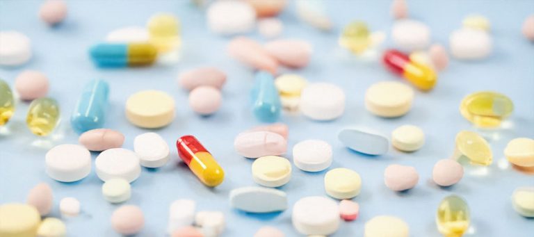 Viele bunte Pillen Medikament verteilt