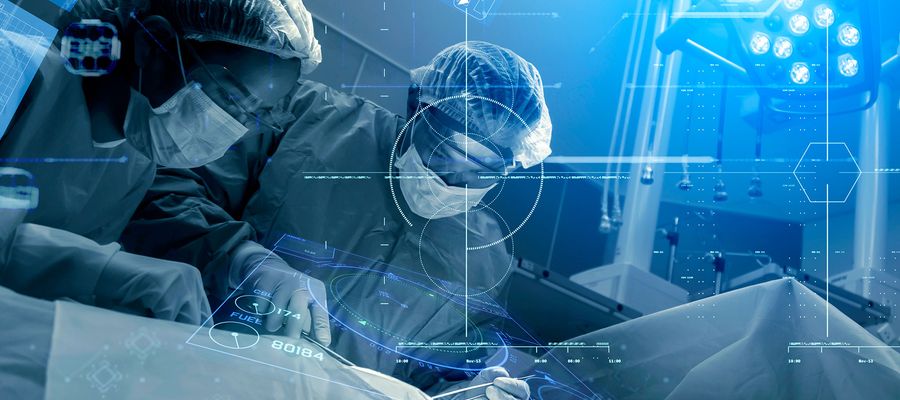 Zwei Ärzte operieren im OP-Saal